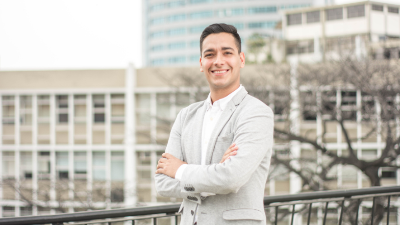 A arte de viajar leve ganha vida quando Andrey de Oliveira Pontes revela o segredo da mala perfeita para qualquer destino.