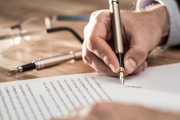 Contrato particular ganha força pública e vira segurança jurídica quando estruturado em cartório com a orientação de Kelsem Ricardo Rios Lima.