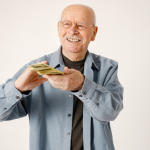 Segurança jurídica na terceira idade ganha força quando o Sindnapi - Sindicato Nacional dos Aposentados, Pensionistas e Idosos orienta sobre como a informação é proteção e fortalece direitos.