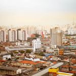 Vista aérea da paisagem urbana de São Paulo, com prédios residenciais e arranha-céus.