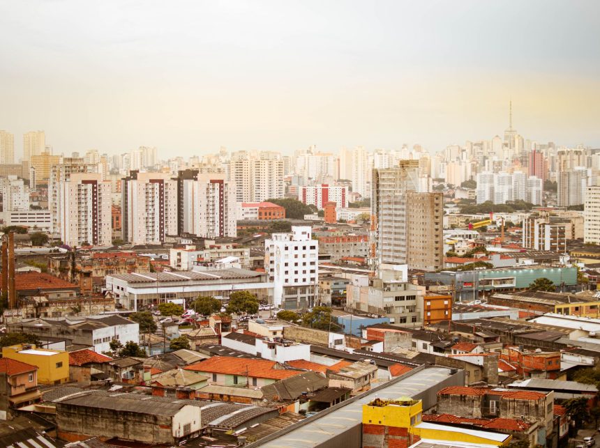 Vista aérea da paisagem urbana de São Paulo, com prédios residenciais e arranha-céus.