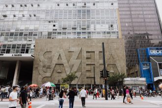Rua movimentada diante do edifício Gazeta, na Avenida Paulista, em São Paulo.