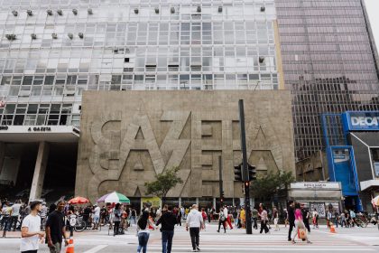 Rua movimentada diante do edifício Gazeta, na Avenida Paulista, em São Paulo.