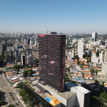 Vista aérea do centro de São Paulo, com edifícios altos e a paisagem urbana da cidade.