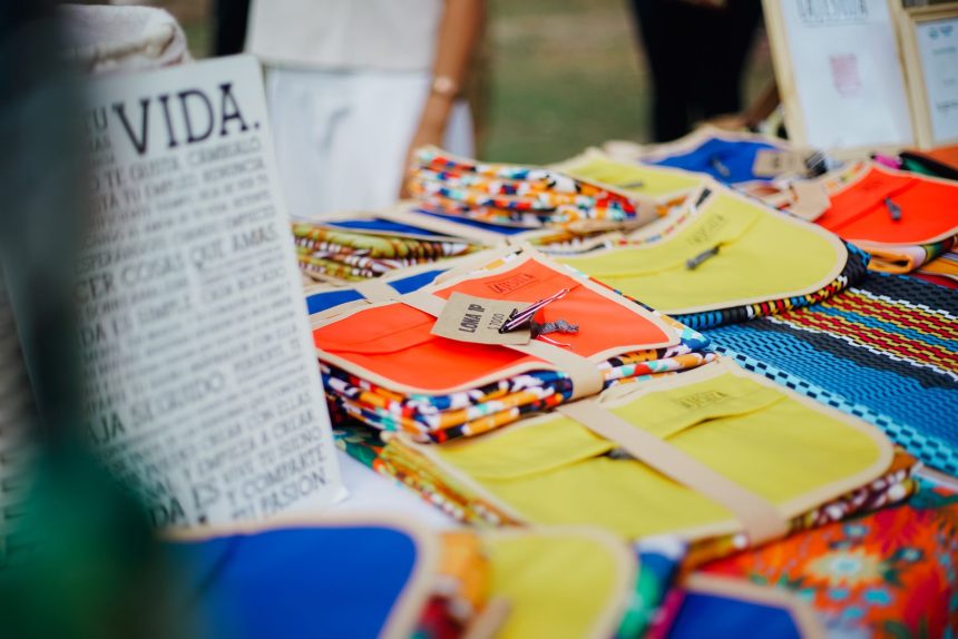Artesanatos coloridos expostos em uma feira ao ar livre.