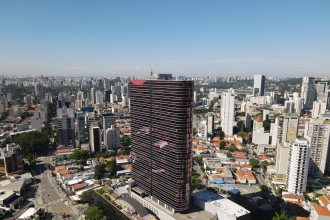 Vista aérea do centro de São Paulo, com edifícios altos e a paisagem urbana da cidade.
