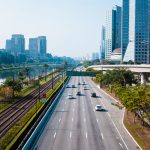 Vista aérea da Marginal Pinheiros cercada por edifícios corporativos em São Paulo.
