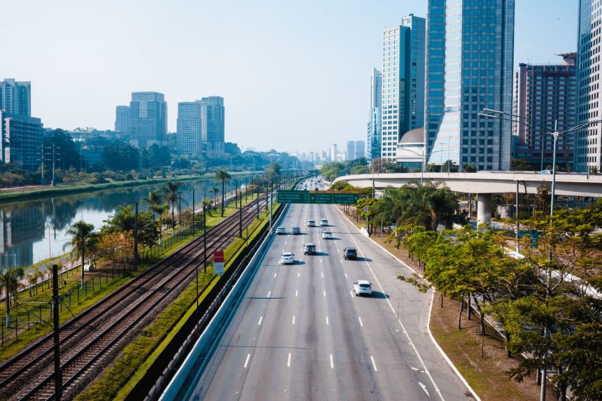 Vista aérea da Marginal Pinheiros cercada por edifícios corporativos em São Paulo.