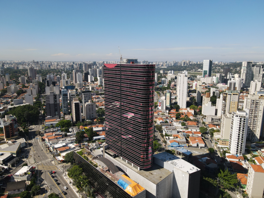 Vista aérea do centro de São Paulo, com edifícios altos e a paisagem urbana da cidade.
